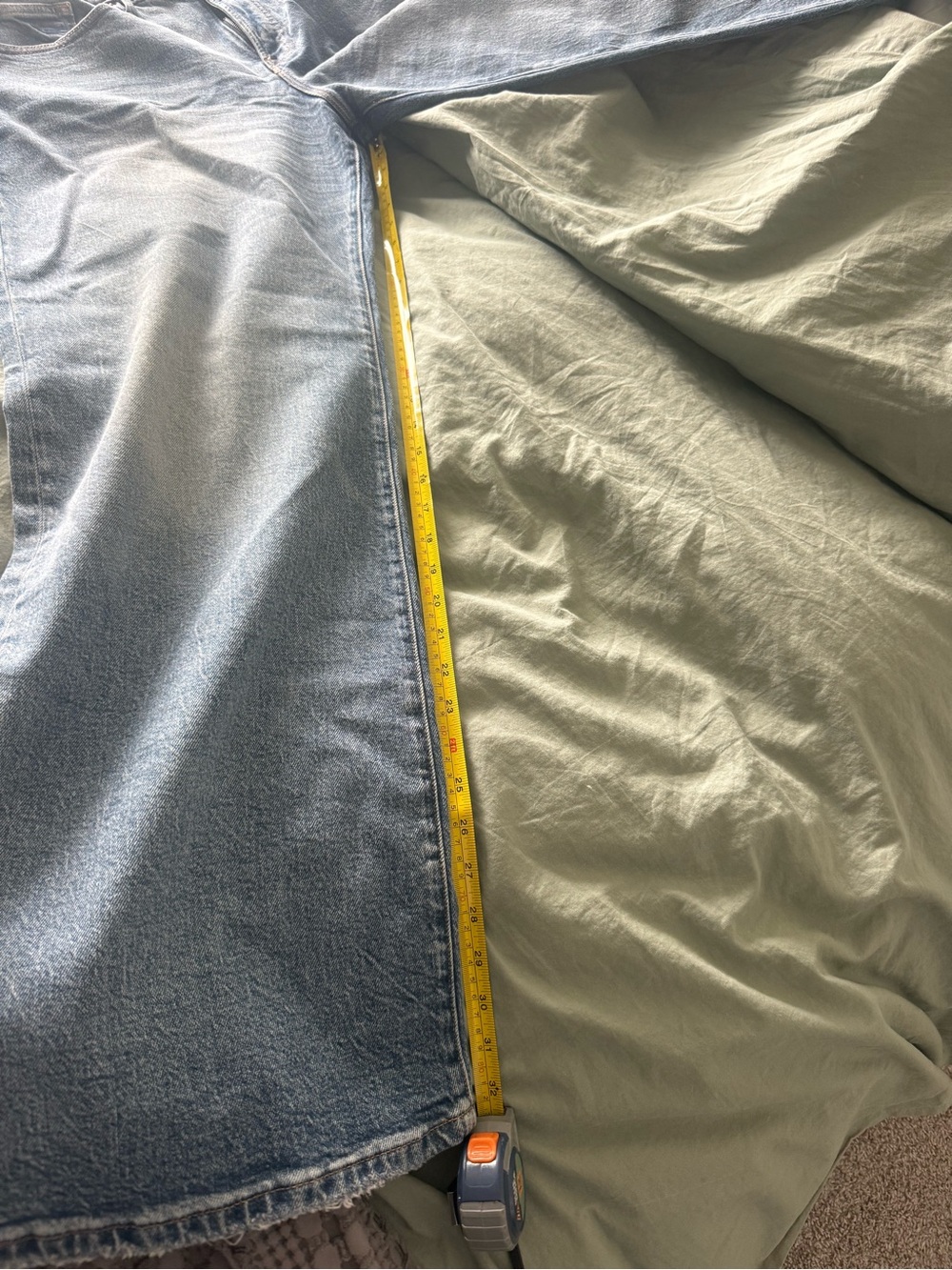 Good American Women’s Light Blue Wash Jeans - Picture 6 of 6